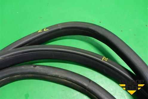 Уплотнитель двери задней левой для Mercedes Benz ML-Klass W164 c 2005-2011г (МЛ)