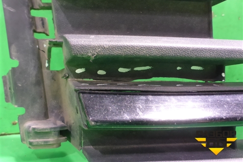 Решетка в передний бампер центральная (после 2015г) (6RU853677C) для Volkswagen Polo (седан) с 2010г (Поло)