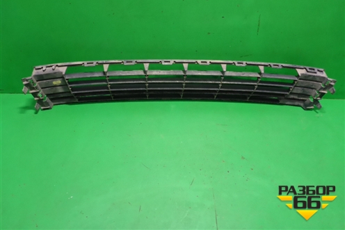 Решетка в передний бампер центральная (после 2015г) (6RU853677C) для Volkswagen Polo (седан) с 2010г (Поло)