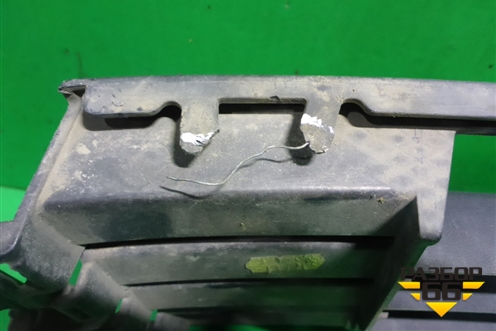 Решетка в передний бампер центральная (после 2015г) (6RU853677C) для Volkswagen Polo (седан) с 2010г (Поло)