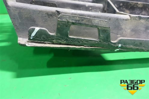 Решетка в передний бампер центральная (после 2015г) (6RU853677C) для Volkswagen Polo (седан) с 2010г (Поло)