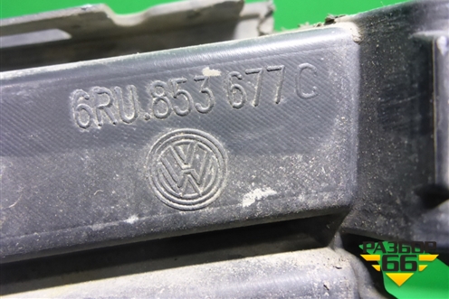 Решетка в передний бампер центральная (после 2015г) (6RU853677C) для Volkswagen Polo (седан) с 2010г (Поло)