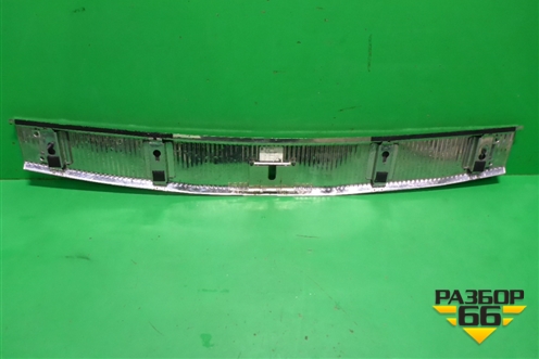 Обшивка багажника на заднюю панель (7L6863459) для Volkswagen Touareg c 2002-2010г (Туарег)