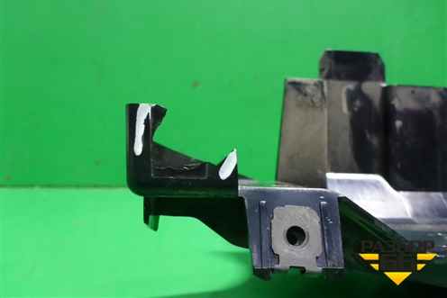 Кронштейн (щитка приборов) (7L6858435) для Volkswagen Touareg c 2002-2010г (Туарег)