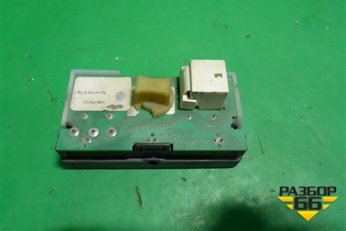 Плафон салонный задний (7L6947291B) для Volkswagen Touareg c 2002-2010г (Туарег)