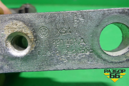 Петля двери передней левой верхняя (7L0831401A) для Volkswagen Touareg c 2002-2010г (Туарег)