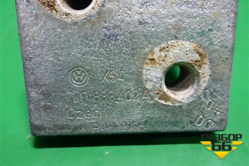 Петля двери задней правой верхняя (7L0833402A) для Volkswagen Touareg c 2002-2010г (Туарег)