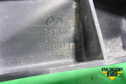 Кронштейн заднего бампера правый (под фонарь) (7L6807862) для Volkswagen Touareg c 2002-2010г (Туарег)