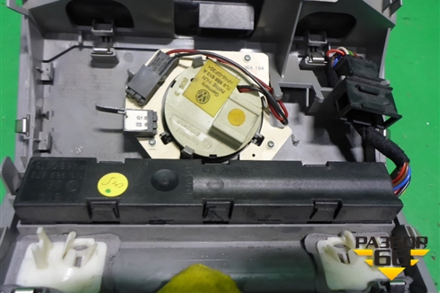 Плафон салонный передний (под люк) (7L6868349M) для Volkswagen Touareg c 2002-2010г (Туарег)