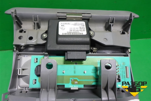 Плафон салонный передний (под люк) (7L6868349M) для Volkswagen Touareg c 2002-2010г (Туарег)