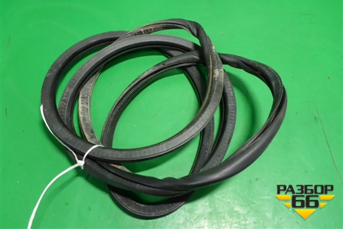 Уплотнитель двери передней левой для Volkswagen Touareg c 2002-2010г (Туарег)