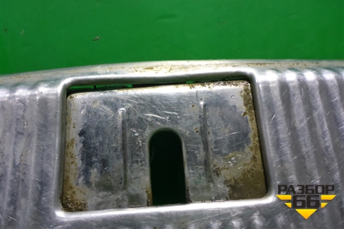 Обшивка багажника на заднюю панель (накладка) (7L6863459) для Volkswagen Touareg c 2002-2010г (Туарег)