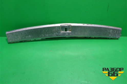 Обшивка багажника на заднюю панель (накладка) (7L6863459) для Volkswagen Touareg c 2002-2010г (Туарег)