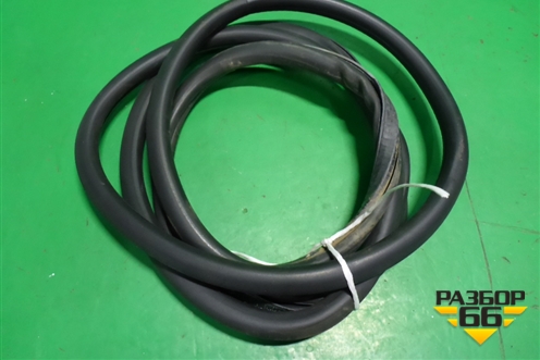 Уплотнитель двери задней левой (7L6867367A) для Volkswagen Touareg c 2002-2010г (Туарег)