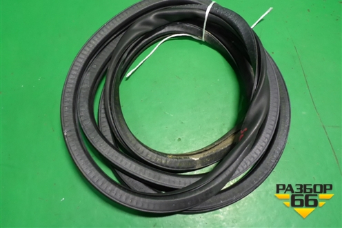 Уплотнитель двери задней левой (7L6867367A) для Volkswagen Touareg c 2002-2010г (Туарег)