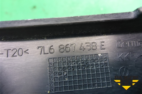 Накладка декоративная (на петлю двери багажника правая) (7L6867438E) для Volkswagen Touareg c 2002-2010г (Туарег)