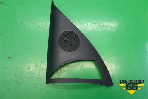 Накладка двери передней левой уголок (7L6837993) для Volkswagen Touareg c 2002-2010г (Туарег)