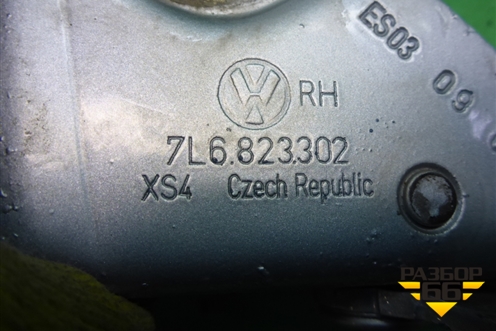 Петля капота правая (7L6823302) для Volkswagen Touareg c 2002-2010г (Туарег)