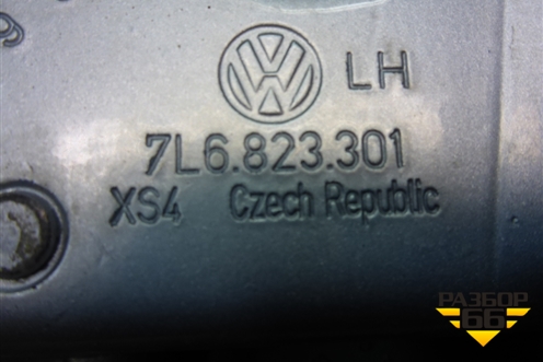 Петля капота левая (7L6823301) для Volkswagen Touareg c 2002-2010г (Туарег)