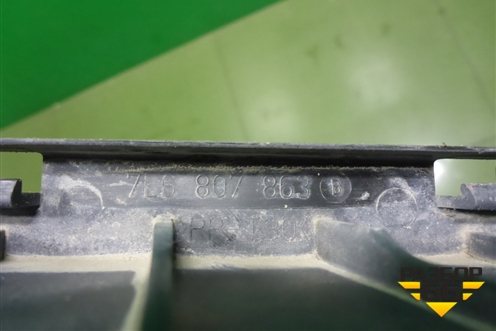 Кронштейн заднего бампера центральный (7L6807863B) для Volkswagen Touareg c 2002-2010г (Туарег)