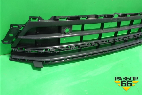 Решетка в передний бампер центральная (после 2014г под парктроник) (5CU853677B) для Volkswagen Jetta с 2010-2019г (Джетта)