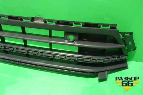 Решетка в передний бампер центральная (после 2014г под парктроник) (5CU853677B) для Volkswagen Jetta с 2010-2019г (Джетта)