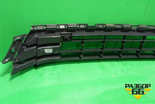 Решетка в передний бампер центральная (после 2014г под парктроник) (5CU853677B) для Volkswagen Jetta с 2010-2019г (Джетта)