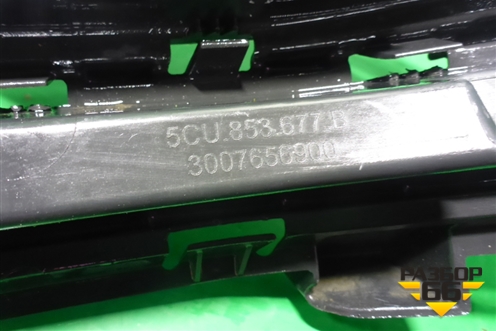 Решетка в передний бампер центральная (после 2014г под парктроник) (5CU853677B) для Volkswagen Jetta с 2010-2019г (Джетта)