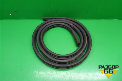 Уплотнитель двери передней левой для Suzuki SX4 с 2006-2013г (СХ4)