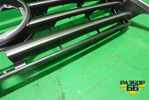 Решетка радиатора (верхняя часть под камеру) (5310160570) для Lexus LX-570 с 2015г (ЛХ)