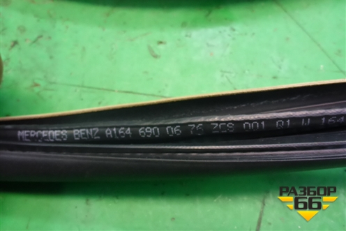 Уплотнитель двери задней левой (A1646900676) для Mercedes Benz ML-Klass W164 c 2005-2011г (МЛ)