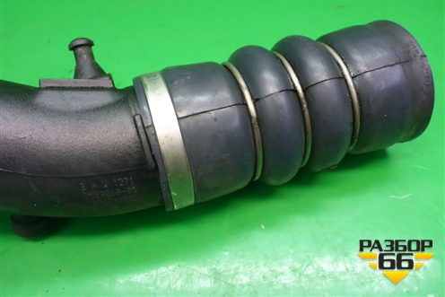 Патрубок интеркулера пластиковый (3.0л N55B30A) (13717588268) для BMW X5 E70 с 2007-2013г (Х5 Е70)