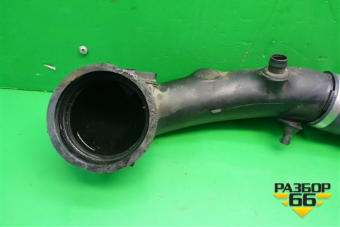 Патрубок интеркулера пластиковый (3.0л N55B30A) (13717588268) для BMW X5 E70 с 2007-2013г (Х5 Е70)