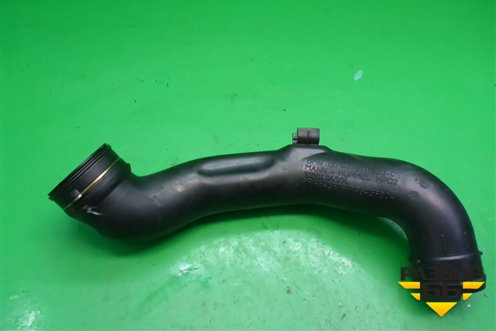 Патрубок интеркулера пластиковый (3.0л N55B30A) (13717571350) для BMW X5 E70 с 2007-2013г (Х5 Е70)