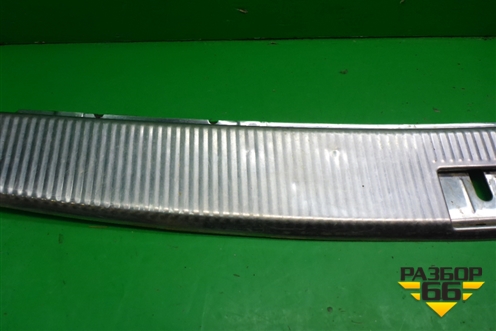 Обшивка багажника на заднюю панель для Volkswagen Touareg c 2002-2010г (Туарег)