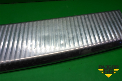 Обшивка багажника на заднюю панель для Volkswagen Touareg c 2002-2010г (Туарег)