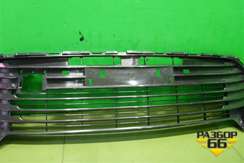 Решетка в передний бампер центральная (после 2014г) (5311233160) для Toyota Camry V50 с 2011-2018г (Камри)