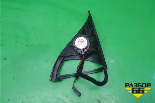 Накладка двери передней левой уголок (7L6837993) для Volkswagen Touareg c 2002-2010г (Туарег)