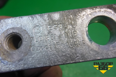 Петля двери передней левой верхняя (7L0831401B) для Volkswagen Touareg c 2002-2010г (Туарег)