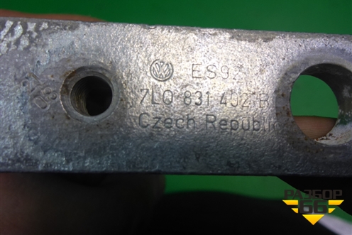 Петля двери передней правой верхняя (7L0831402B) для Volkswagen Touareg c 2002-2010г (Туарег)