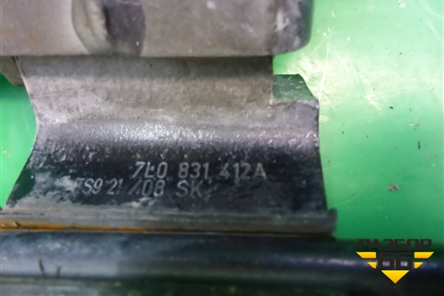 Петля двери передней правой нижняя (7L0831412A) для Volkswagen Touareg c 2002-2010г (Туарег)