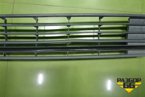 Решетка в передний бампер центральная (после 2015г) (6RU853677C) для Volkswagen Polo (седан) с 2010г (Поло)