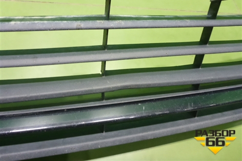 Решетка в передний бампер центральная (после 2015г) (6RU853677C) для Volkswagen Polo (седан) с 2010г (Поло)