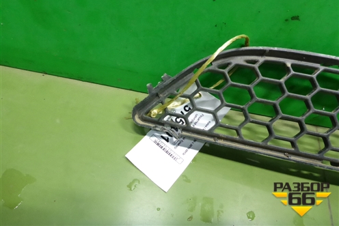 Решетка в передний бампер центральная (30795022) для Volvo V60 с 2010-2018г (В60)