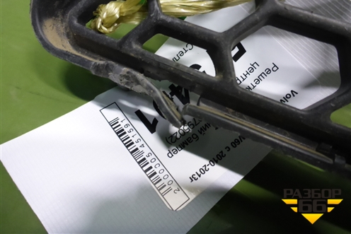 Решетка в передний бампер центральная (30795022) для Volvo V60 с 2010-2018г (В60)