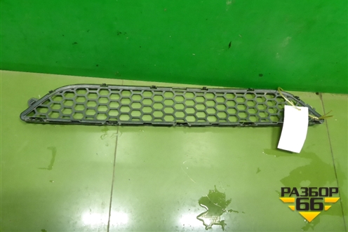 Решетка в передний бампер центральная (30795022) для Volvo V60 с 2010-2018г (В60)