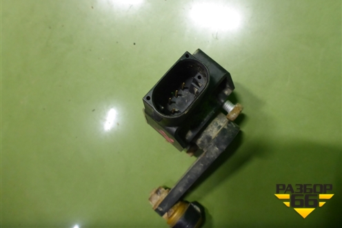 Датчик регулировки дорожного просвета (7L0616571D) для Volkswagen Touareg c 2002-2010г (Туарег)