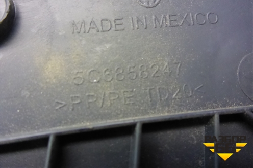 Накладка на торпедо (боковая левая) (5C6858247) для Volkswagen Jetta с 2010-2019г (Джетта)