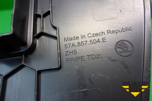 Накладка на торпедо (боковя правая) (57A857504E) для Skoda Karoq с 2017г (Карок)