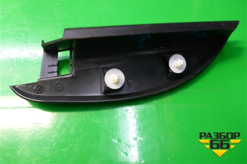 Накладка двери передней правой уголок (57A837974) для Skoda Karoq с 2017г (Карок)